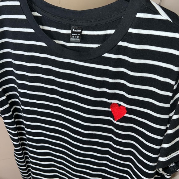 Black and white stripe tee Red Heart 38” w x 22” length large comfy t-shirt - Picture 2 of 4